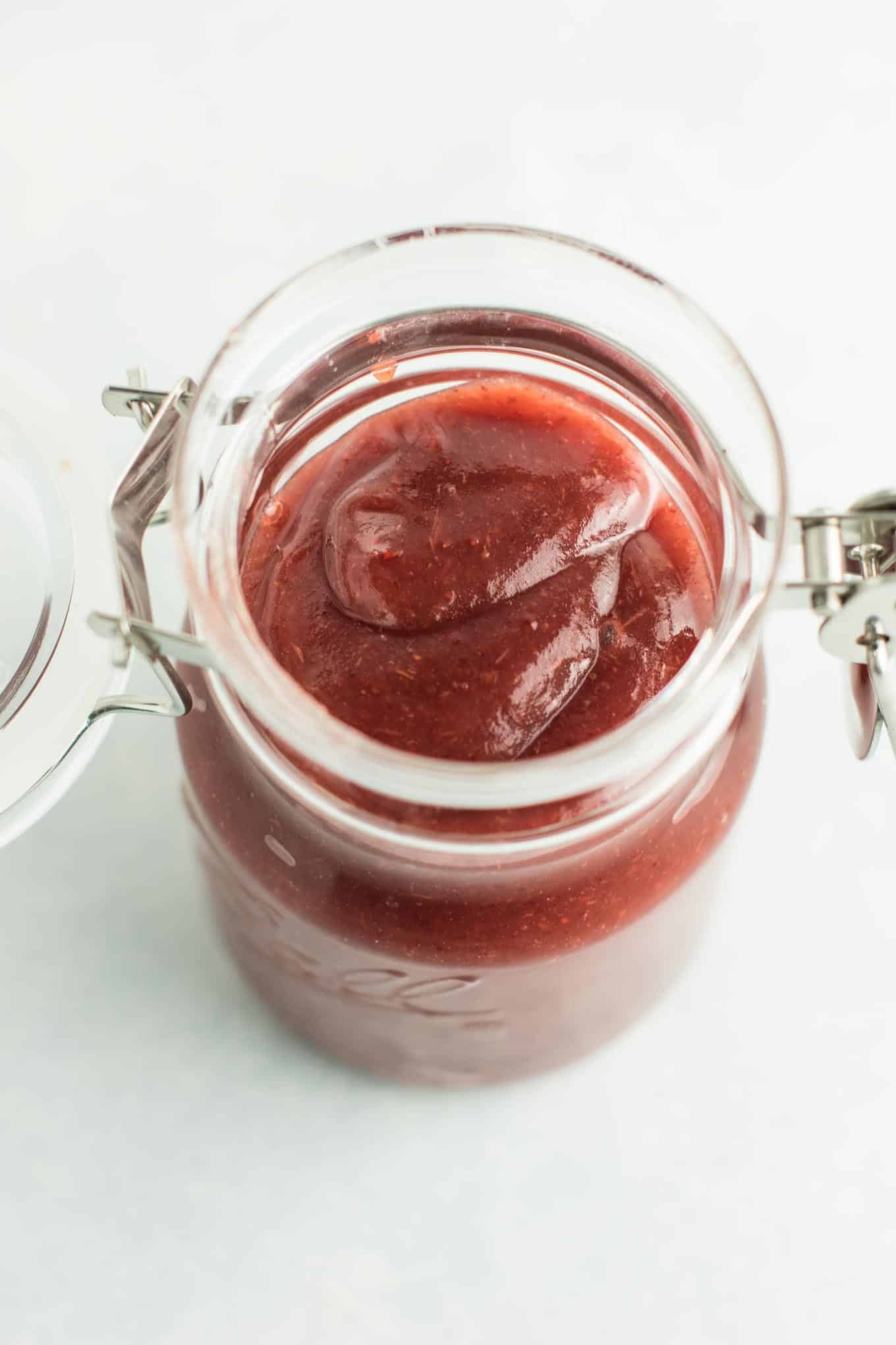 Slow Cooker Cranberry Apple Butter recipe made with just 4 ingredients. Your house will smell amazing while this cooks! (vegan, gluten free, naturally sweetened) #cranberryapplebutter #slowcooker #crockpot #vegan #glutenfree