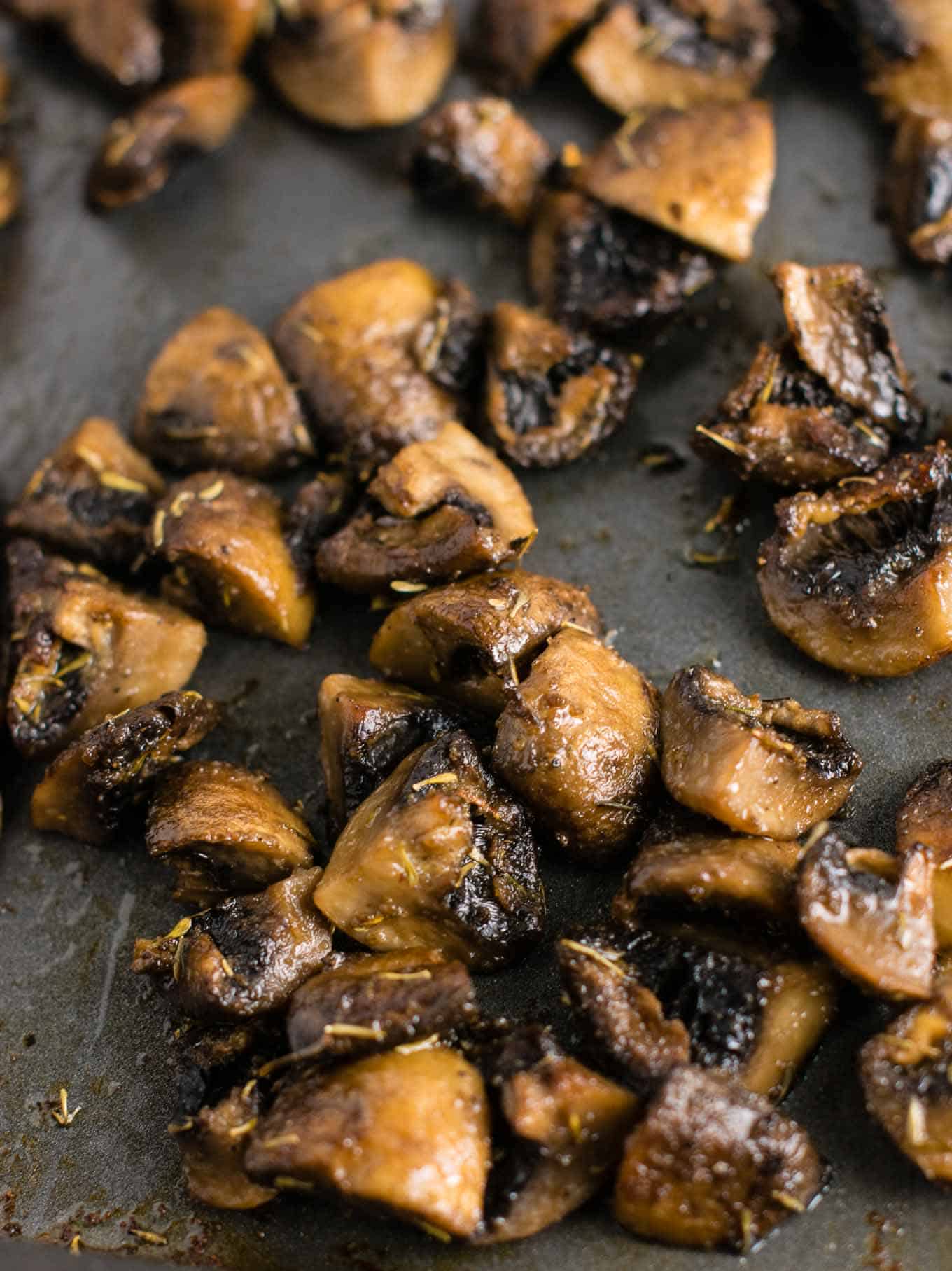 Quick and easy roasted mushrooms recipe. Perfect healthy side dish! #sidedish #roastedmushrooms #vegan #meatless #mushrooms #dinner #vegetables