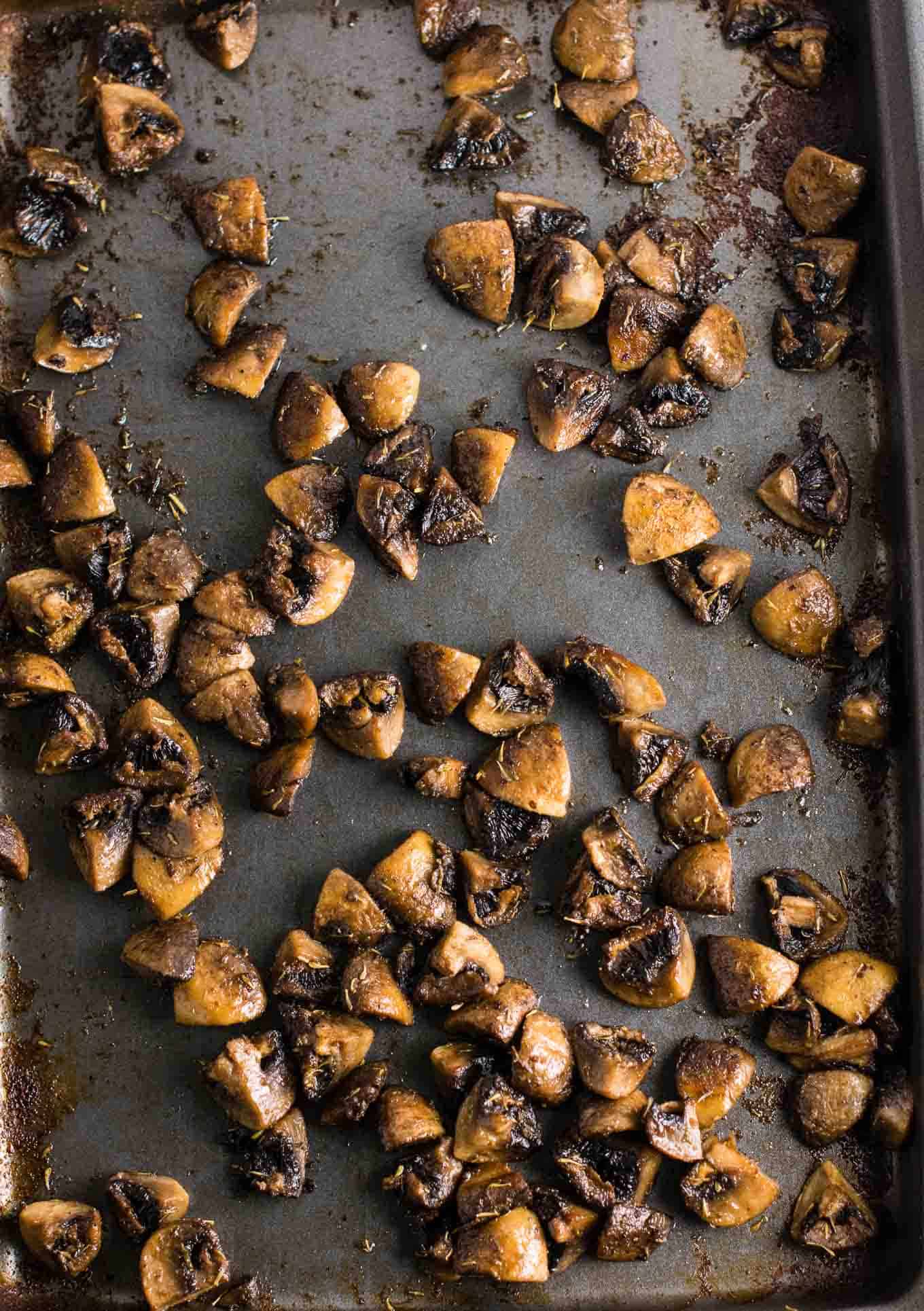 Quick and easy roasted mushrooms recipe. Perfect healthy side dish! #sidedish #roastedmushrooms #vegan #meatless #mushrooms #dinner #vegetables