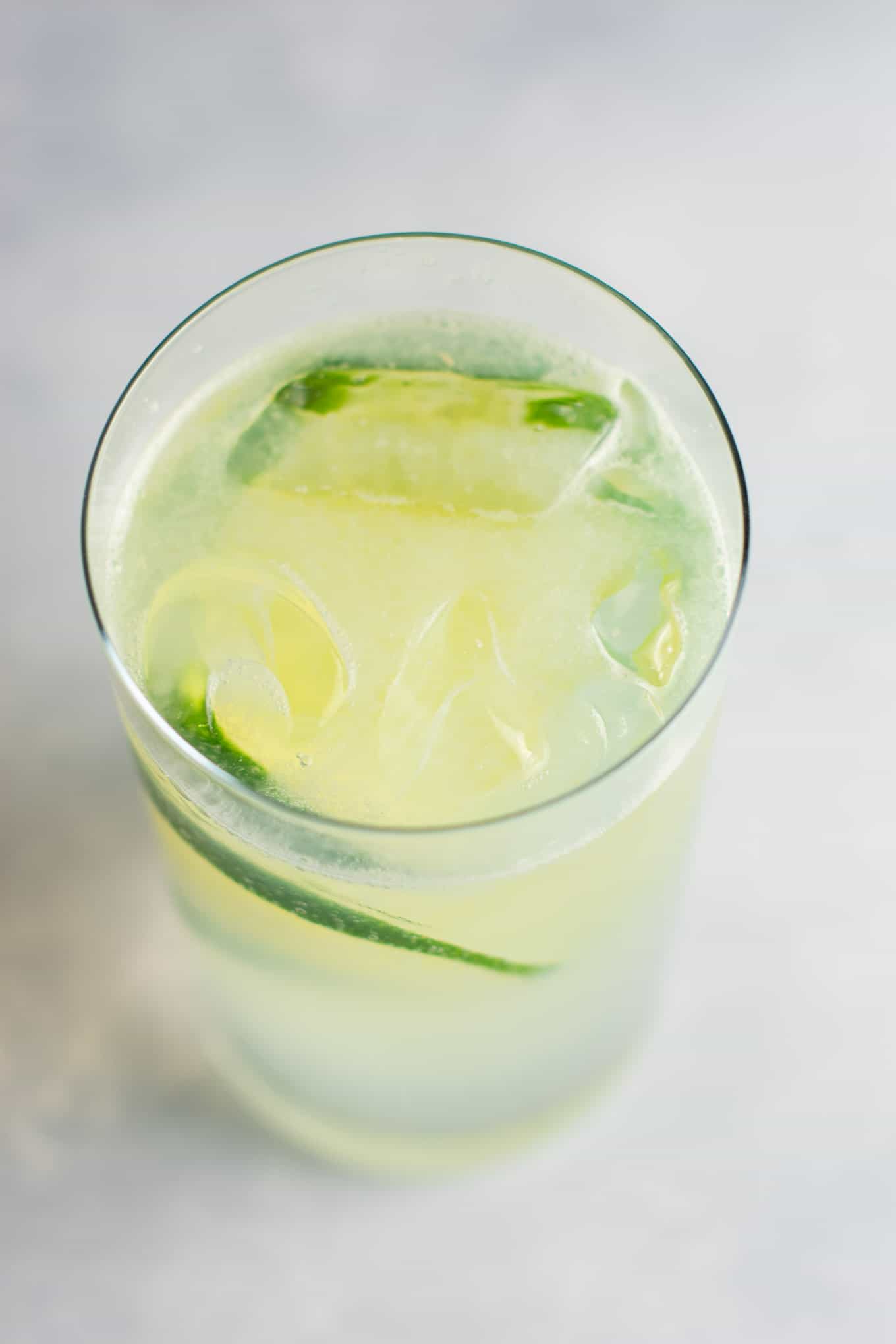 How to make gin rickey recipe – classic favorite + it’s a healthy alcoholic drink! #ginrickey #healthydrink #healthyalcoholicdrink #gin #gindrink #drinks #healthylifestyle