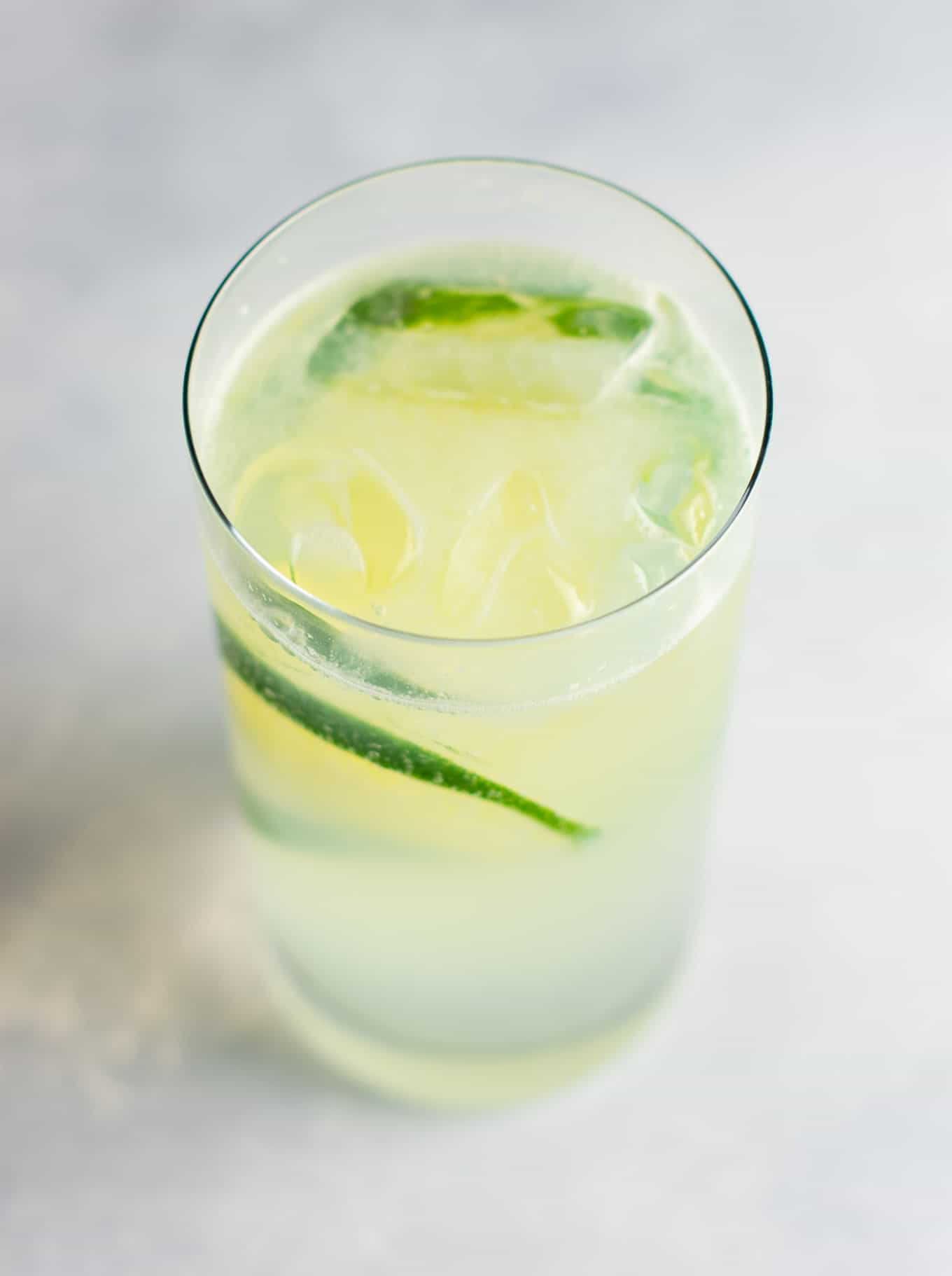 How to make gin rickey recipe – classic favorite + it’s a healthy alcoholic drink! #ginrickey #healthydrink #healthyalcoholicdrink #gin #gindrink #drinks #healthylifestyle