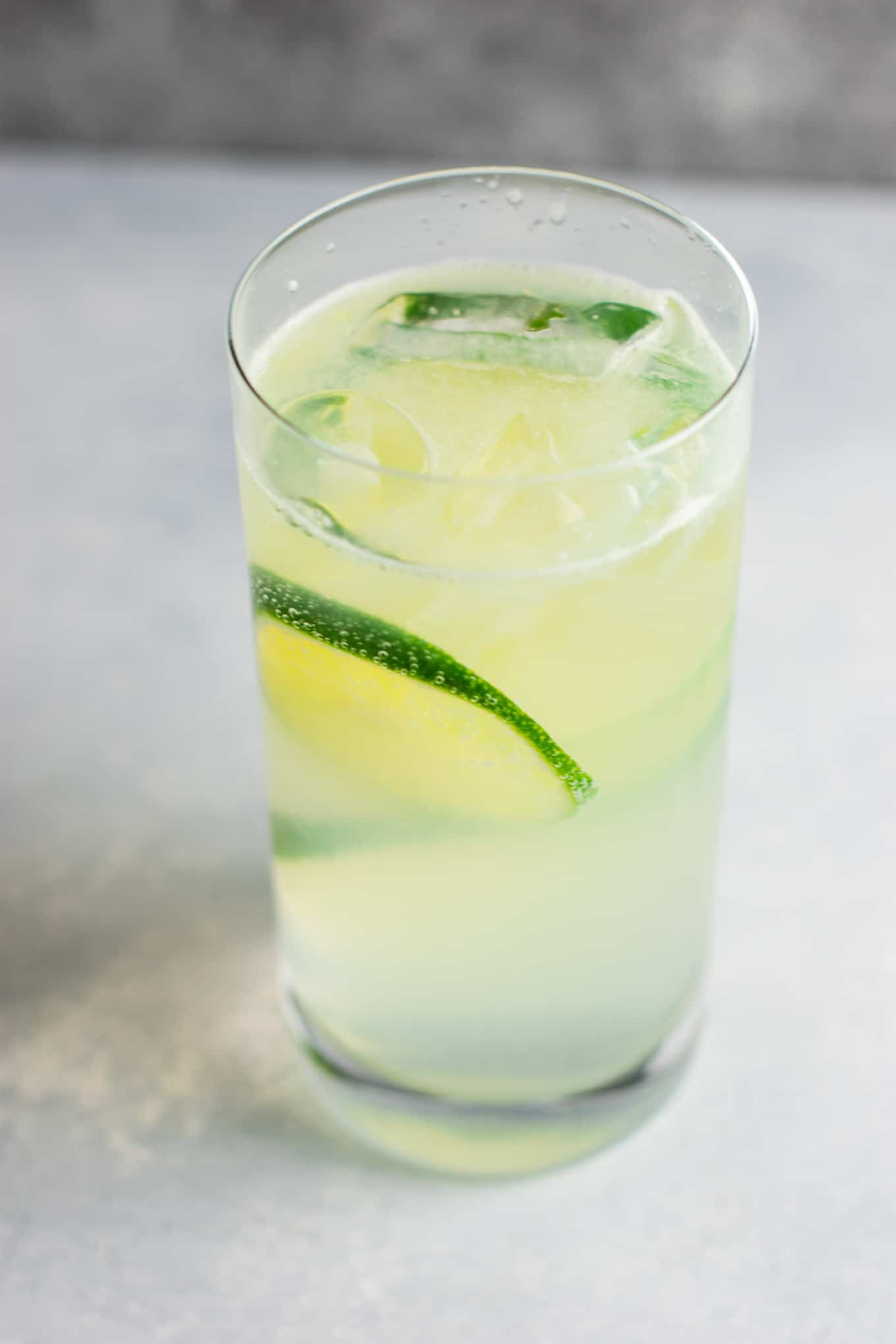 How to make gin rickey recipe – classic favorite + it’s a healthy alcoholic drink! #ginrickey #healthydrink #healthyalcoholicdrink #gin #gindrink #drinks #healthylifestyle