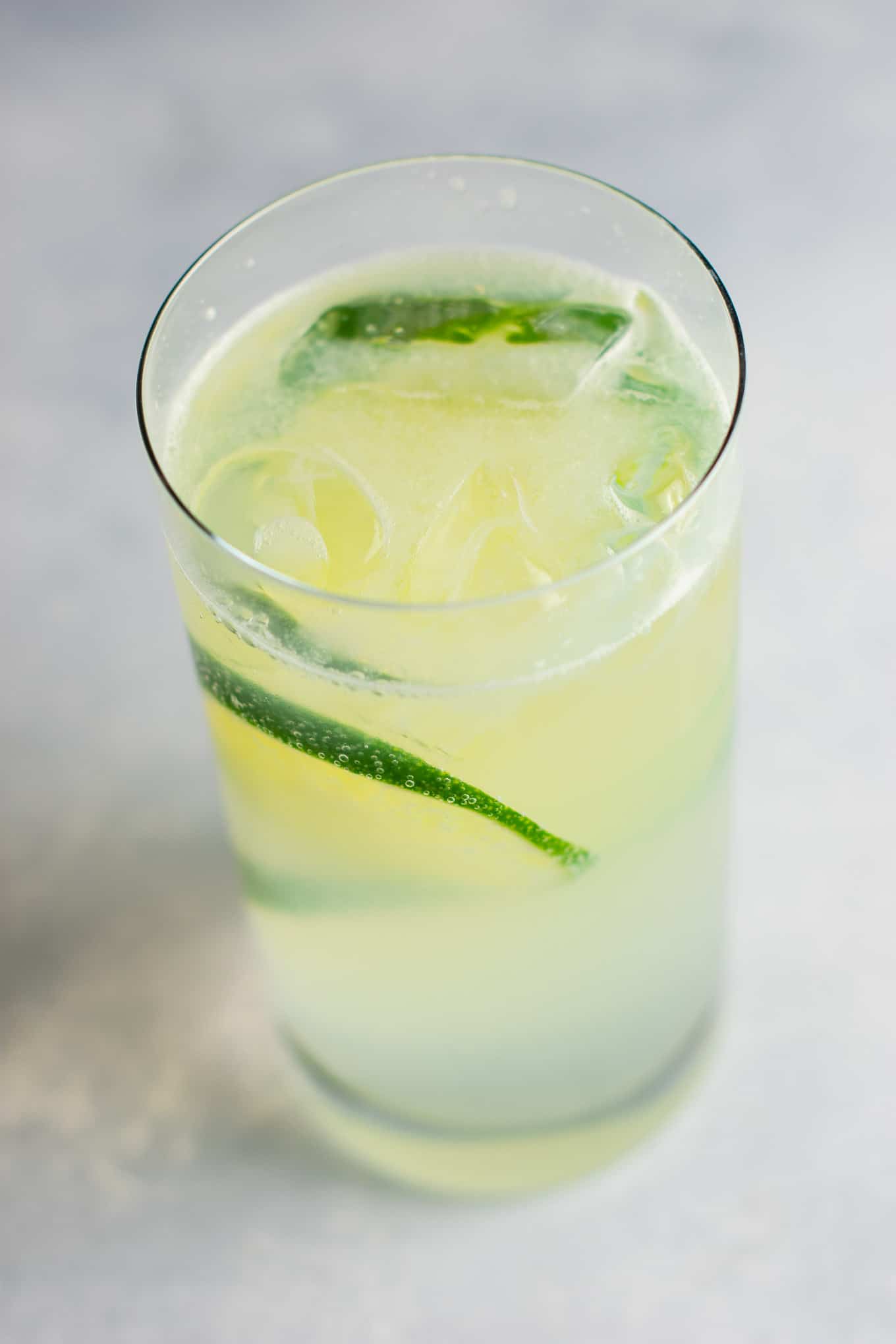 How to make gin rickey recipe – classic favorite + it’s a healthy alcoholic drink! #ginrickey #healthydrink #healthyalcoholicdrink #gin #gindrink #drinks #healthylifestyle