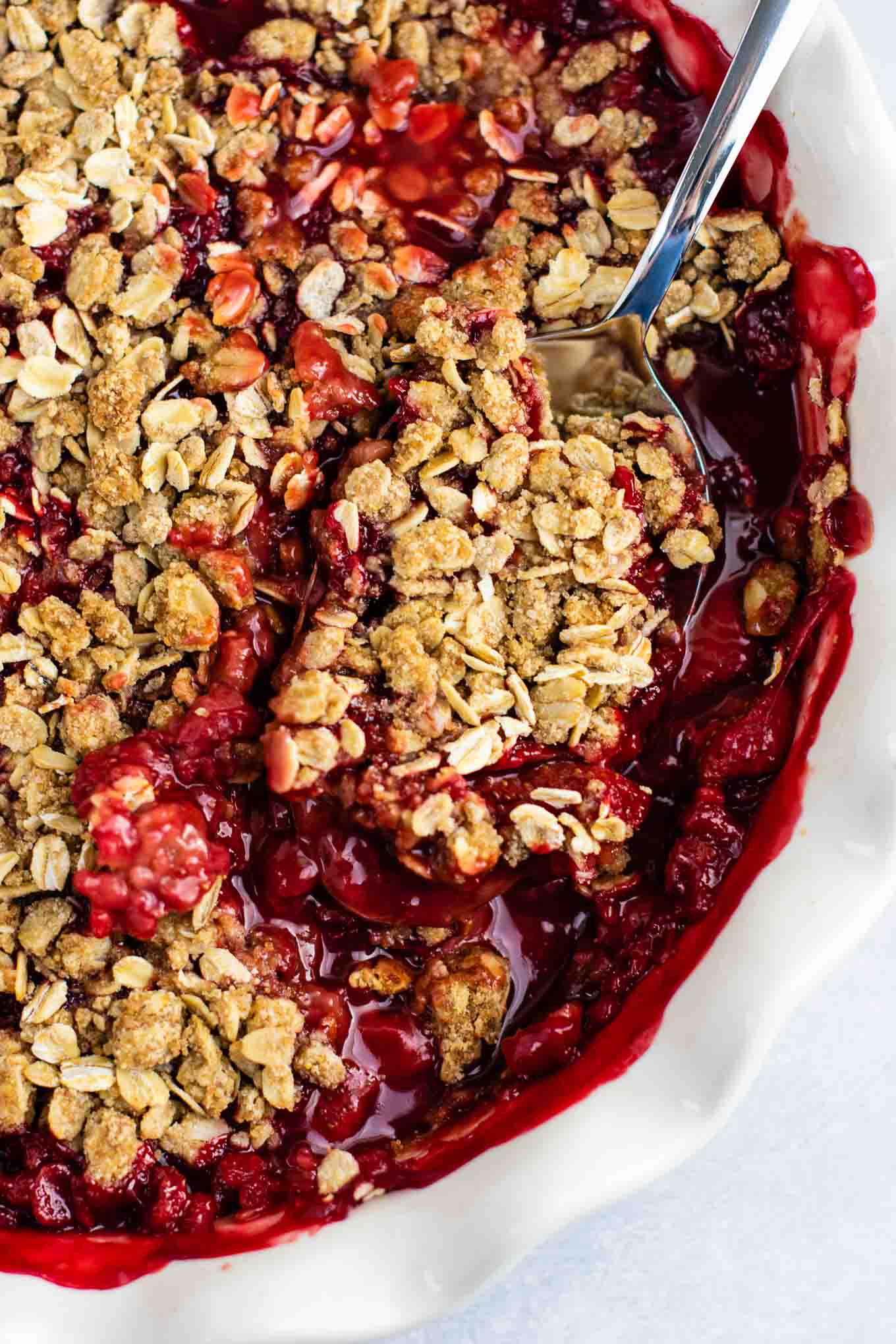 Easy strawberry crisp recipe (gluten free + vegan) – perfect for using up fresh strawberries! #strawberrycrisp #dessert #glutenfree #vegan #healthydessert #dairyfree