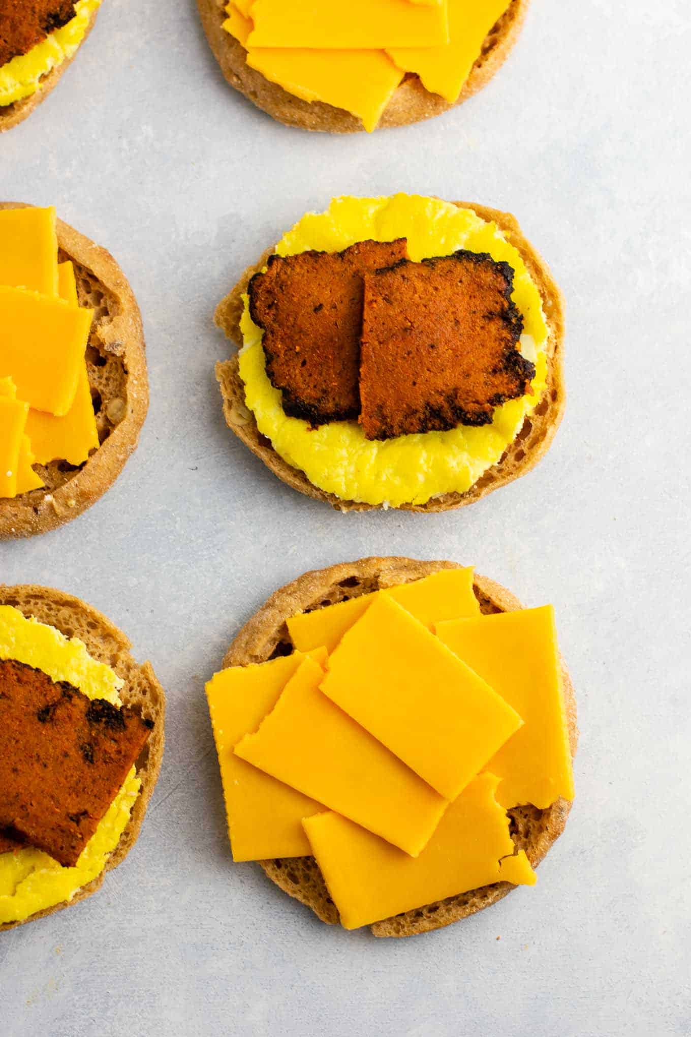 Meal Prep Vegetarian breakfast sandwich - these easy English muffin breakfast sandwiches taste amazing and are so easy to make! #vegetarian #breakfast #mealprep #englishmuffin #breakfastsandwich