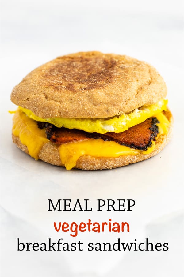 Vegetarian meal prep ideas – these easy English muffin breakfast sandwiches taste amazing and are so easy to make! #vegetarian #breakfast #mealprep #englishmuffin #breakfastsandwich
