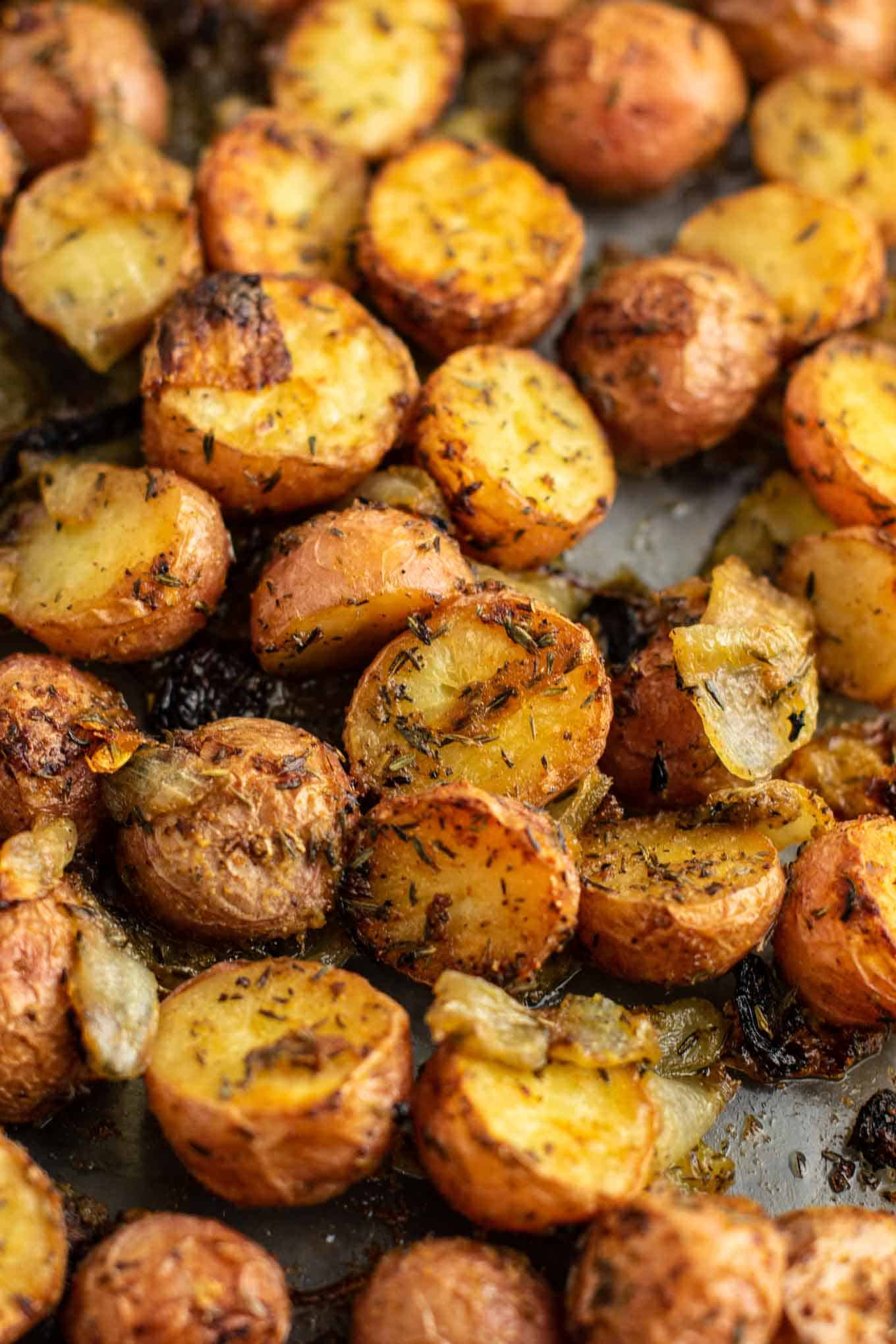 Easy roasted potatoes and onions – delicious side dish! #potatoesandonions #sidedish #potatoes #dinner