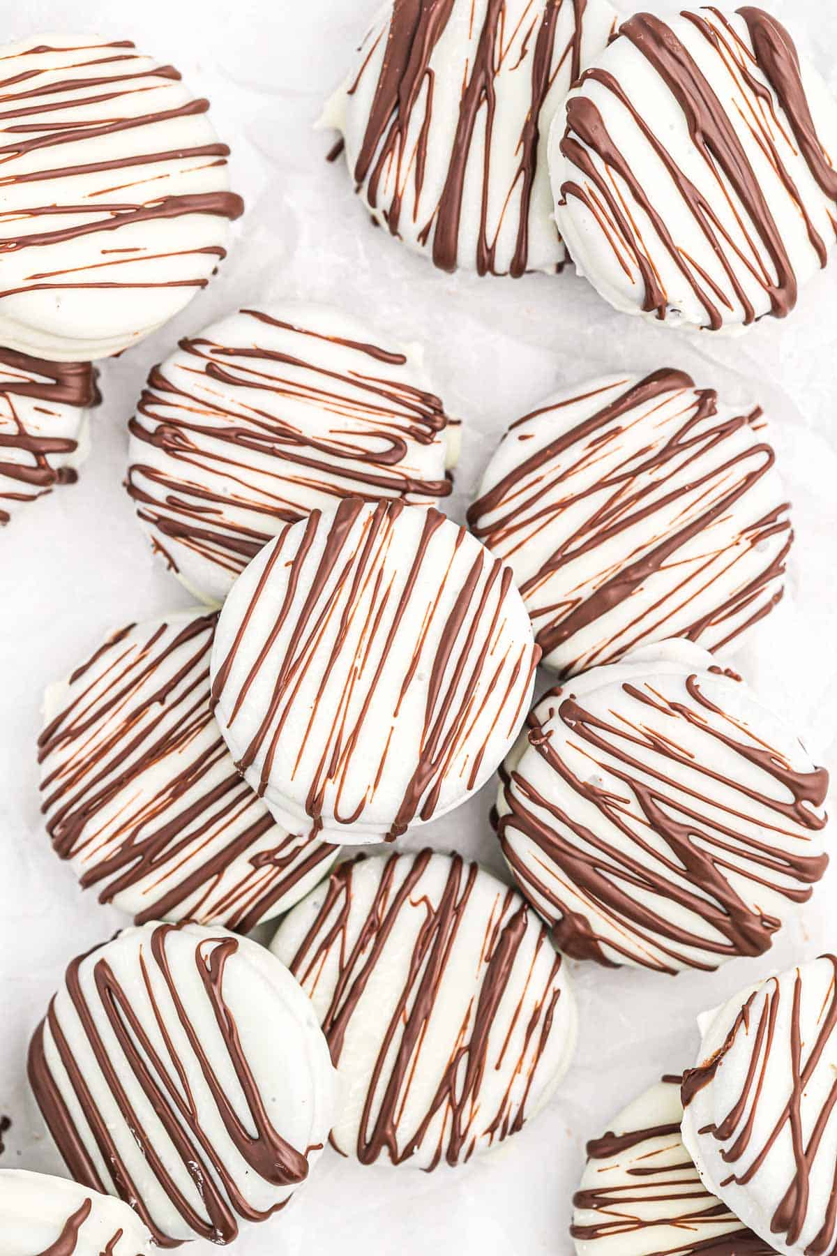 white chocolate covered Oreos drizzled with dark chocolate