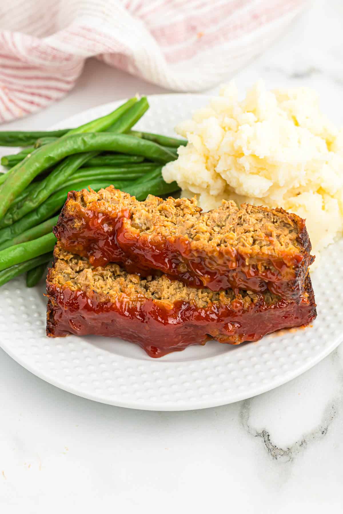 meatloaf with green beans and mashed potatoes
