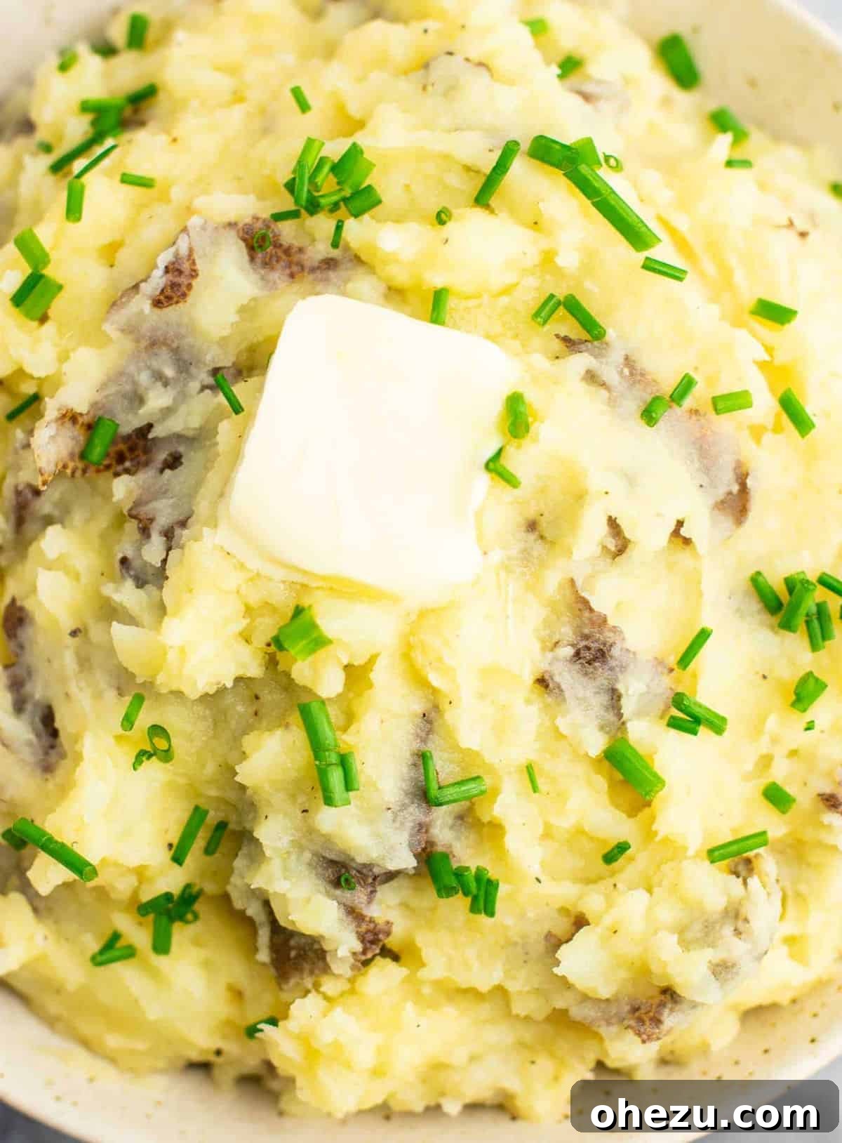 vegetarian thanksgiving menu - best vegan mashed potatoes recipe with almond milk. This is so easy and tastes amazing! We make this recipe every year. #thanksgiving #vegan #vegetarian #mashedpotatoes #veganthanksgiving #thanksgivingrecipe #veganmashedpotatoes