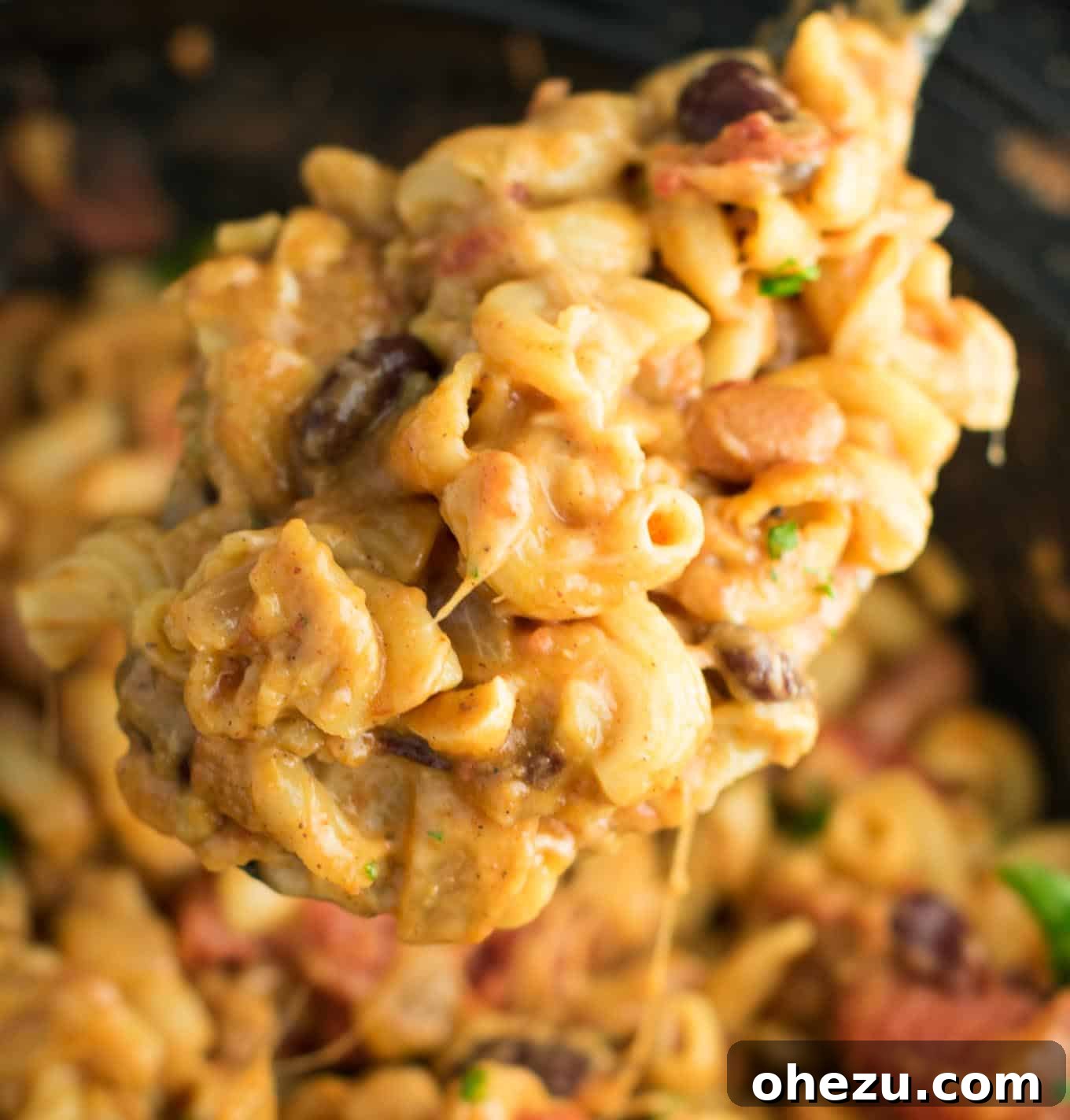 Easy vegetarian slow cooker chili with macaroni, ready to serve