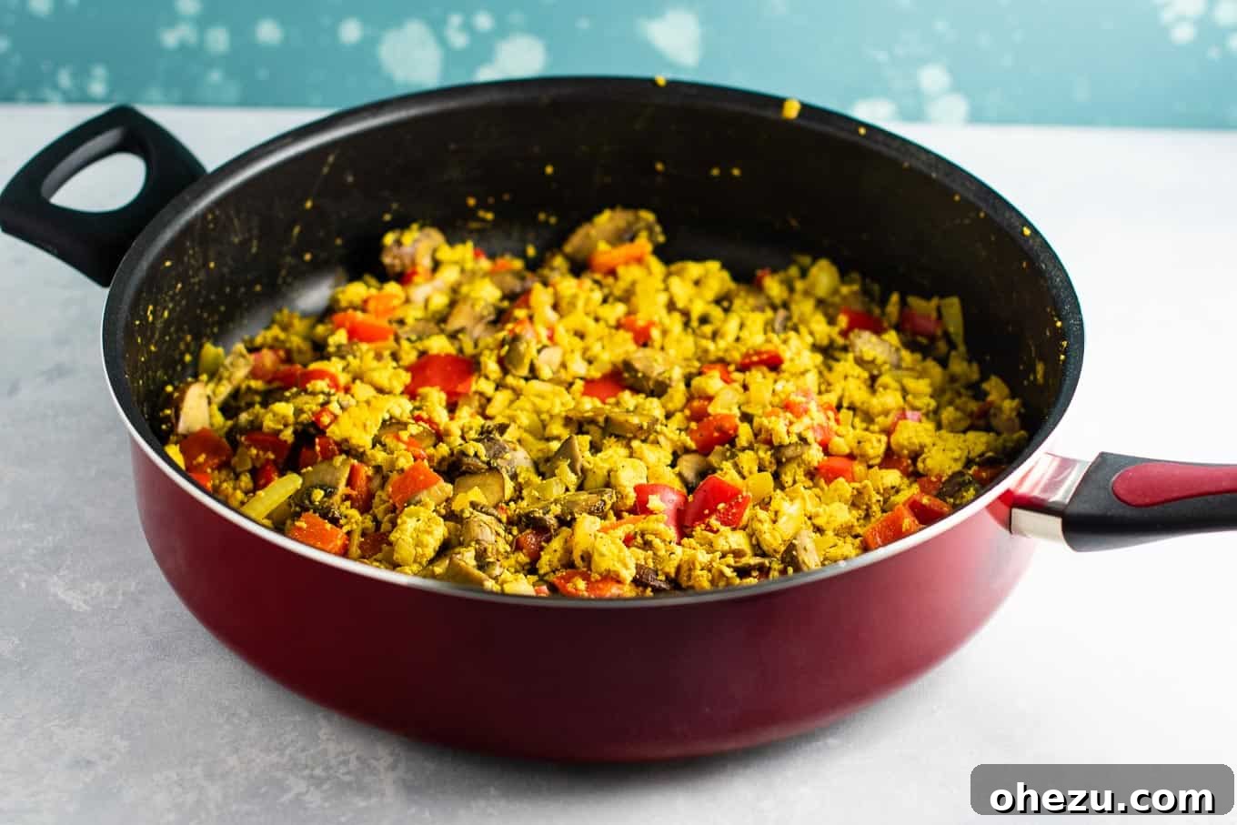 Delicious and satisfying vegan tofu scramble with bell pepper and mushroom. A perfect #tofuscramble for a #vegan #breakfast that's #meatless #dairyfree #eggfree.