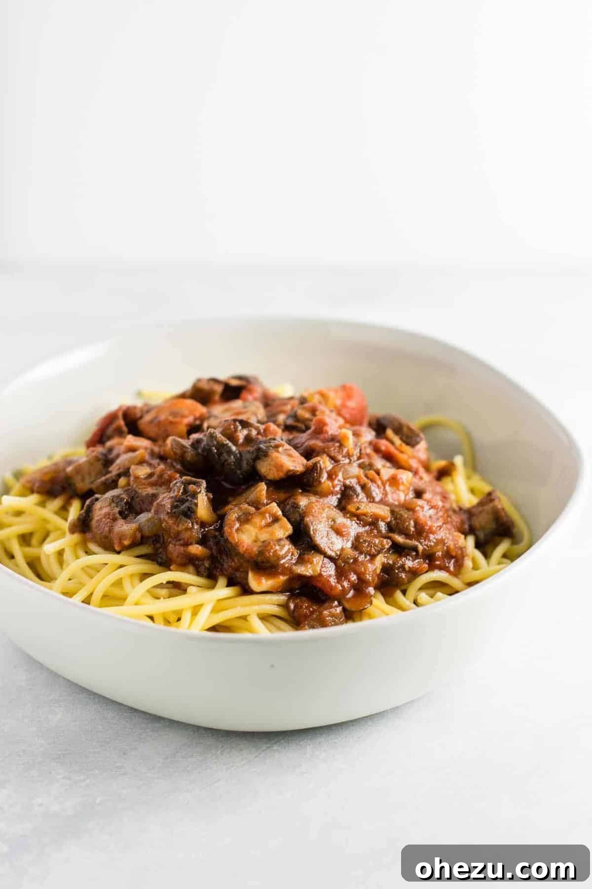 Flavorful Vegan Dinner Creations 11 Easy and delicious meatless spaghetti sauce recipe made with mushrooms, garlic, and onions, offering a 'meaty' vegetarian spaghetti experience. #meatless #spaghetti #vegetarian #meatlessspaghetti