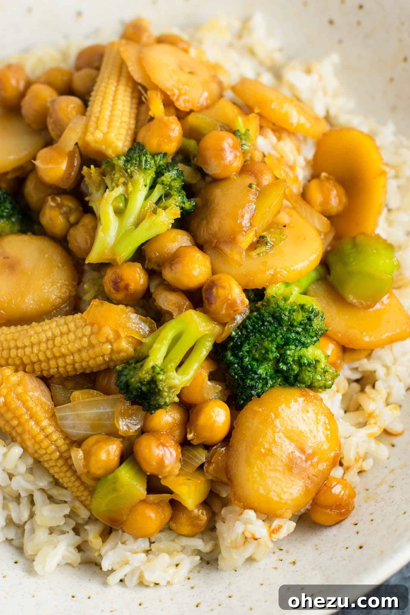 Flavorful Vegan Dinner Creations 18 Easy and delicious vegan chickpea stirfry bowl with brown rice, a family-friendly plant-based dinner option. #vegan #veganstirfry #chickpeastirfry #vegandinner