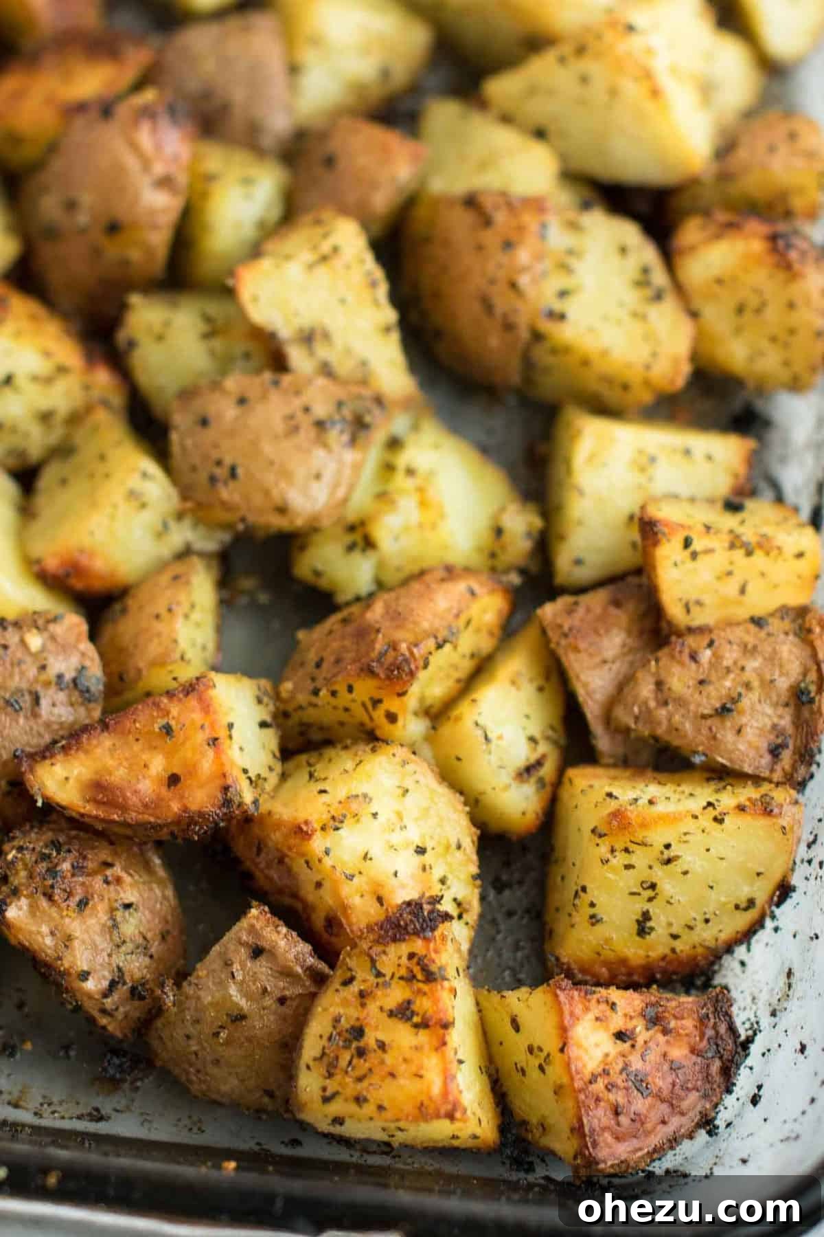 Flavorful Vegan Dinner Creations 26 Easy and delicious roasted garlic baby red potatoes, a perfect crispy vegan side dish for any meal. #babyredpotatoes #vegan #roastedpotatoes